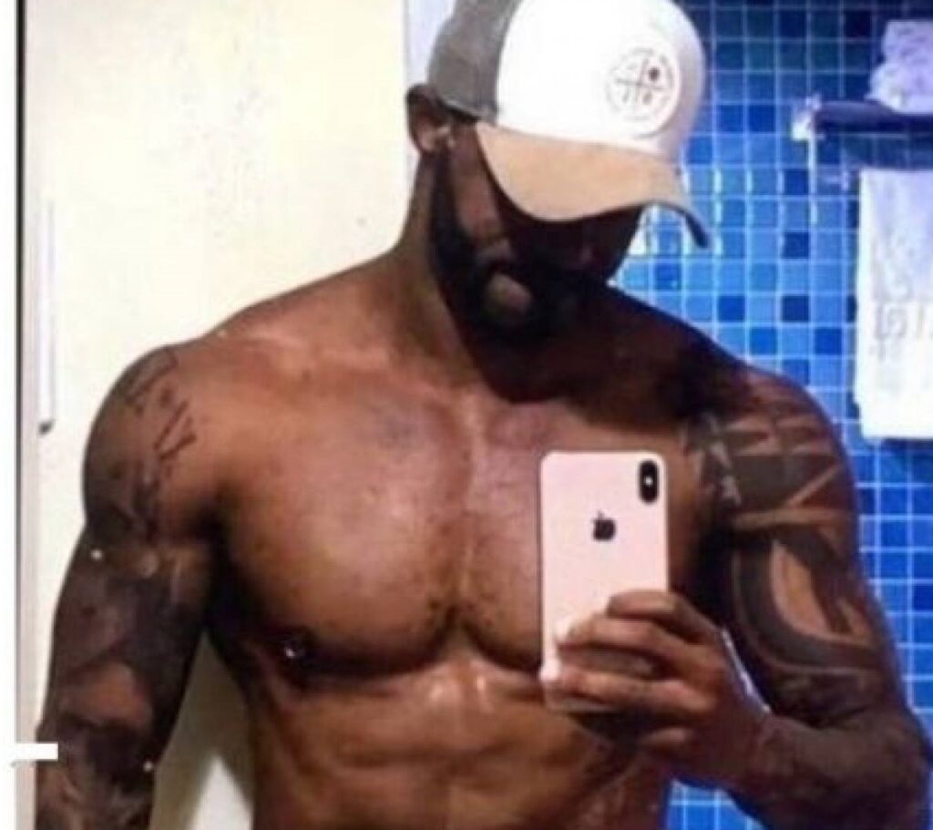 Nude de cantor e compositor vaza nas redes sociais