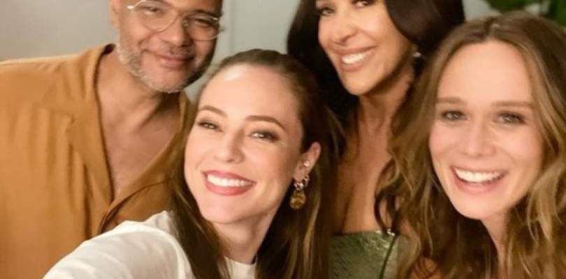 O abraco mais de perto foi com as atrizes Paolla Oliveira e Mariana Ximenes entre outros convidados que nao aparecem nas foto