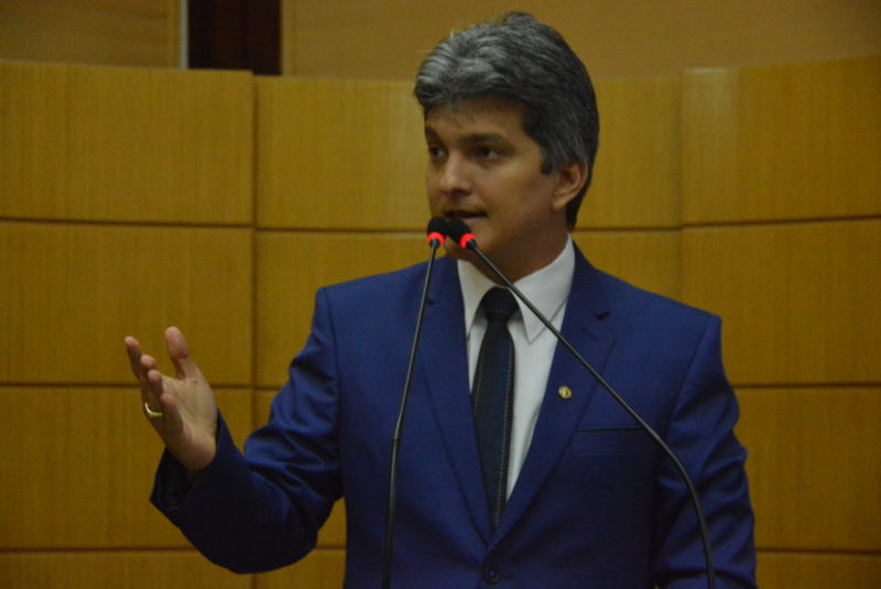 O povo sergipano recebe esse presente de grego antes de terminar o ano diz Samuel Carvalho sobre aumento das taxas do Detran