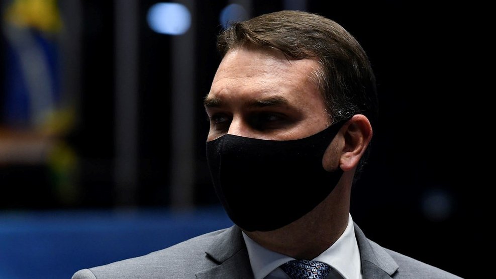 Partidos pedem ao STF que Flavio Bolsonaro entregue agentes da Abin