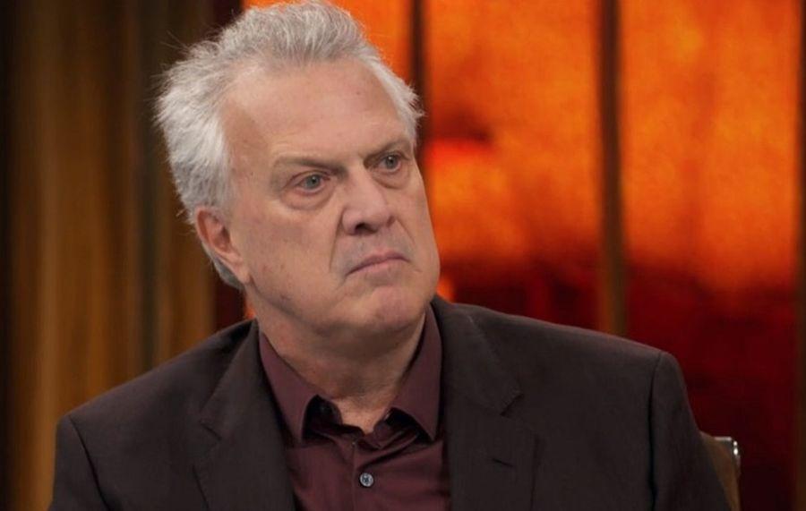 Pedro Bial detona Bolsonaro por nao apoiar vacinacao contra covid 19 Acefalo e desgovernante