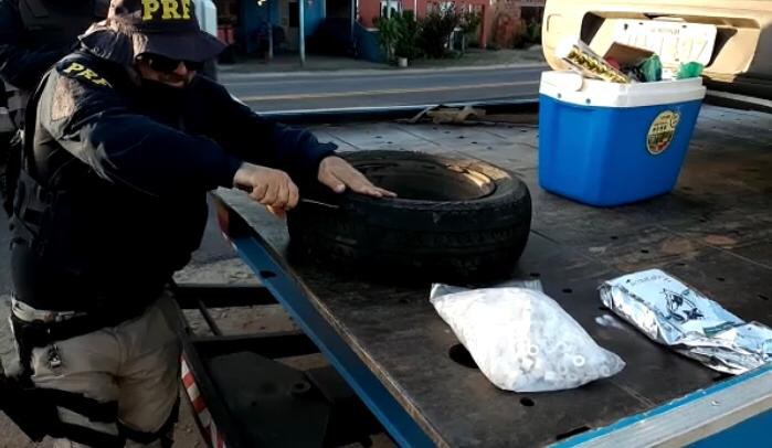 Policiais apreendem cocaina em pneu e prende casal durante acao em Sergipe