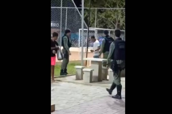 Policiais militares batem no rosto de jovem em praca de Pernambuco