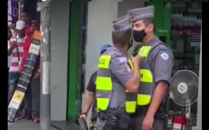 Policial militar aponta arma para outro PM durante briga em Sao Paulo veja video 2