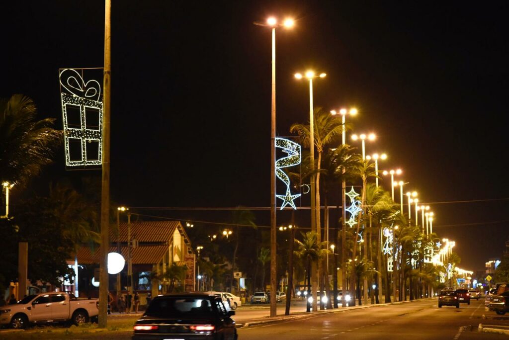 Pontos da iluminacao natalina da Orla da Atalaia passam por manutencao nesta quarta 16