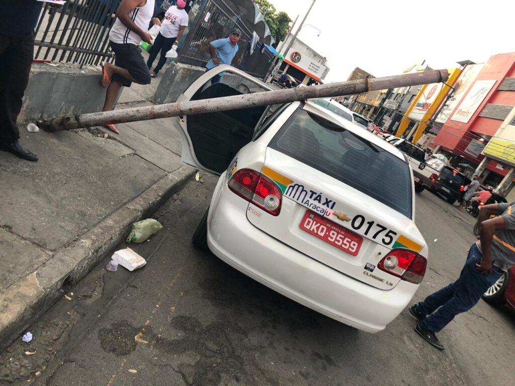 Poste antigo cai em taxi estacionado no Centro de Aracaju