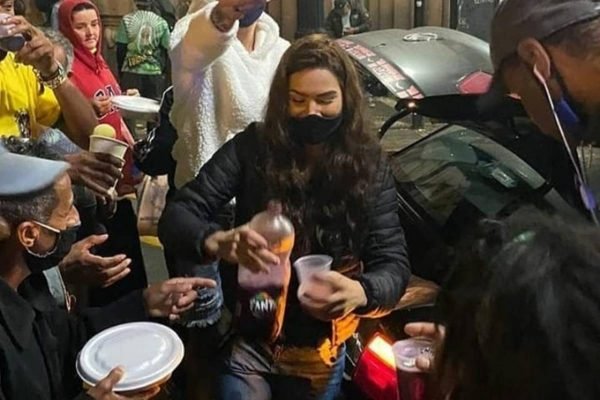 Raissa Barbosa distribui quentinhas para moradores de rua na vespera de natal