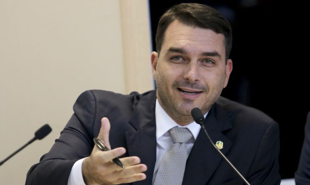 Randolfe Rodrigues convida Flavio Bolsonaro para explicar orientacoes da Abin no caso Queiroz