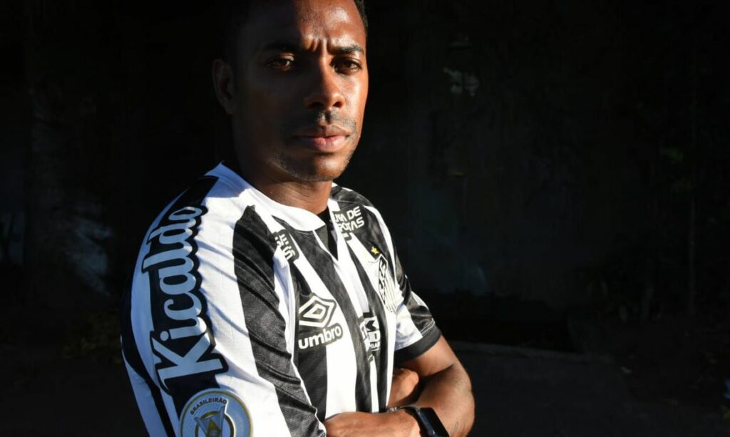 Robinho aconselha amigo que tambem foi condenado por estupro Volta pro Brasil pelo menos tu nao fica em cana