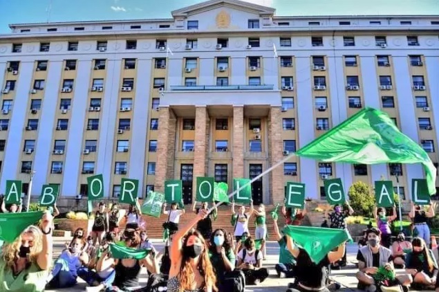 Senado da Argentina aprova projeto que legaliza o aborto no pais