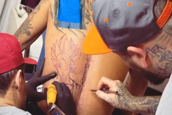 Tatuador-publica-imagem-de-Neymar-fazendo-desenho-de-Goku-nas-costas
