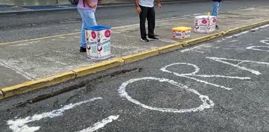 A espera de Bolsonaro manifestantes protestam com chiclete e leite condensado