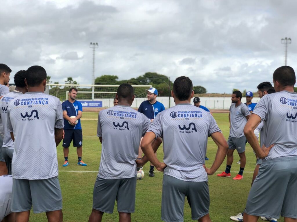 A quatro pontos do rebaixamento Confianca enfrenta Nautico na esperanca de alivio no Brasileiro