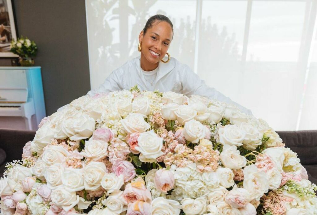 Alicia Keys mostra buque de flores gigantesco ganhado da apresentadora Oprah