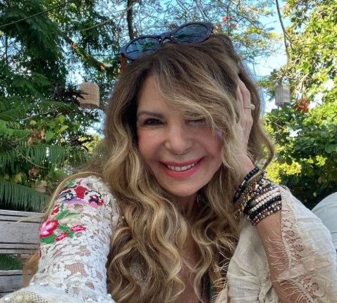 Apos afirmar que pandemia e criacao dos comunistas Elba Ramalho pede desculpas e diz que foi mal interpretada