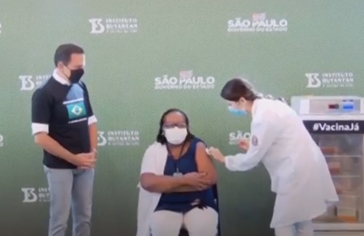 Apos aprovacao da Anvisa enfermeira negra de Sao Paulo e a primeira pessoa vacinada no Brasil
