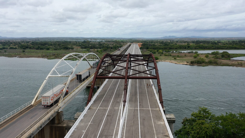 Apos inauguracao com Bolsonaro trafego da ponte sobre o Rio Sao Francisco e liberado na BR 101