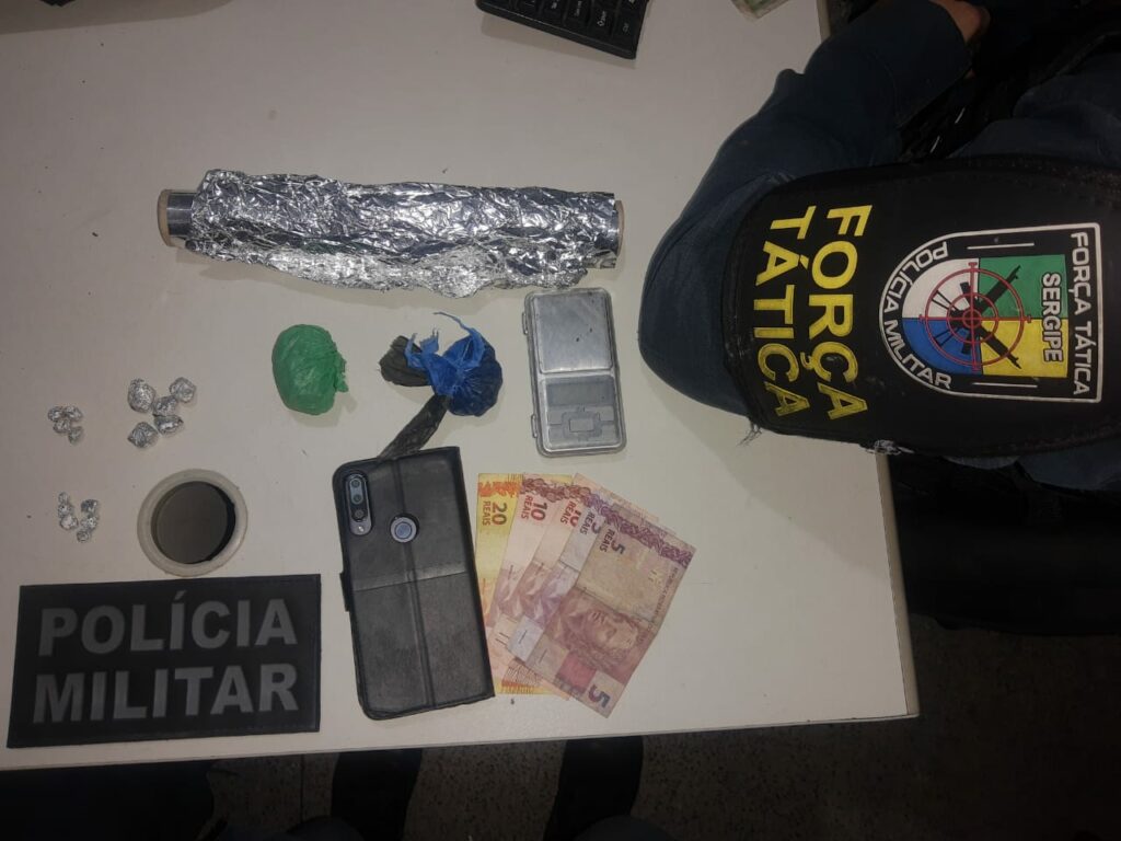 Apos perseguicao policia encontra drogas em casa no Santa Maria e mulher e presa