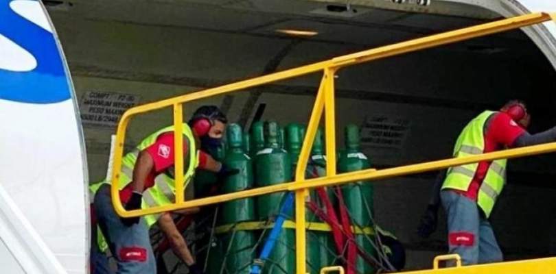 Apos promessa de ajuda Gusttavo Lima mostra aviao com 150 cilindros de oxigenio para Manaus