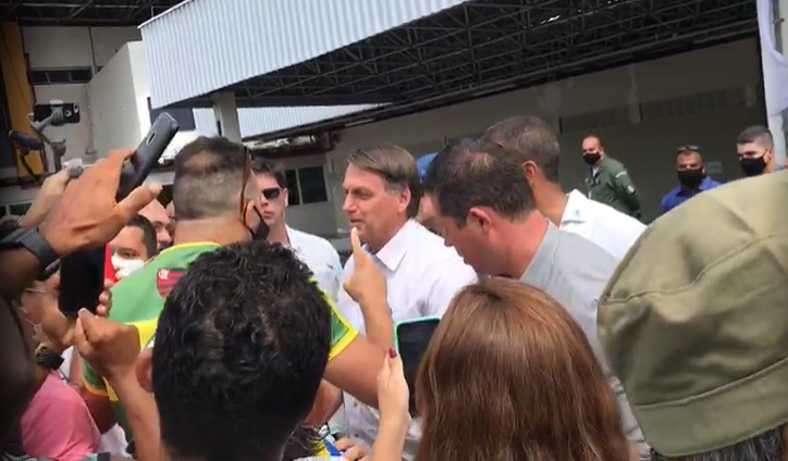 Apos protesto com leite condensado Bolsonaro e recebido por apoiadores no aeroporto de Aracaju