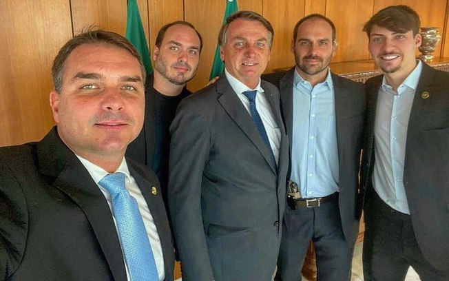 Apos rachadinha MP deve investigar Flavio Bolsonaro por lavagem de dinheiro