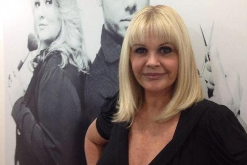Apresentadora Monique Evans posta foto com camisola sexy e causa nas rede sociais com boa forma aos 64 anos
