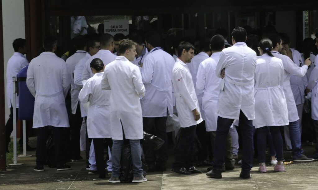 Associação-Médica-Brasileira-pede-responsabilidade-e-diz-que-ato-de-furar-fila-na-vacinação-é-‘constrangedor-e-reprovável’