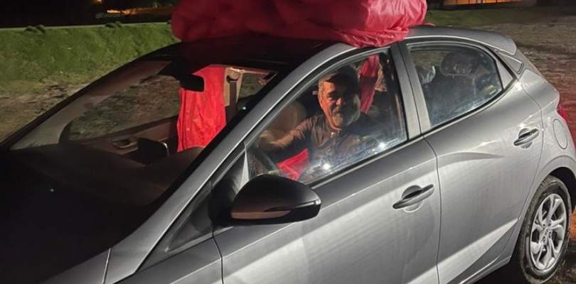 Atacante Diego Costa presenteia tecnico que o revelou no futebol com carro 0 km