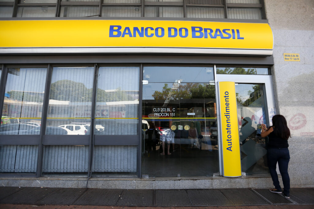 Banco do Brasil anuncia programa de demissao voluntaria e fechamento de 361 unidades