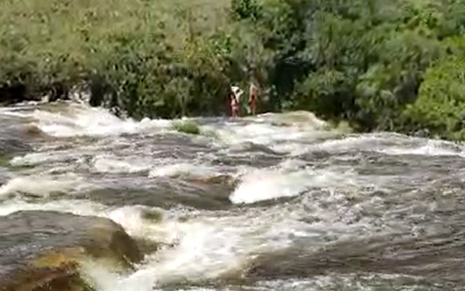 Banhistas sao arrastados por cabeca dagua em complexo de cachoeiras em Minas Gerais tres pessoas morreram