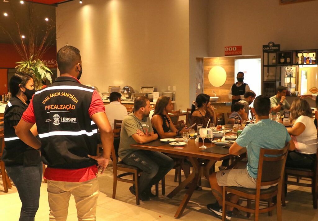Bares e restaurantes sao autuados por nao cumprir normas de combate a covid 19 em Aracaju
