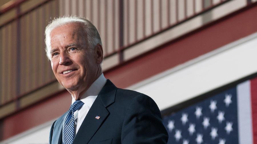 Biden suspende medidas de Trump Retornar acordo climatico de Paris e fim da construcao do muro com o