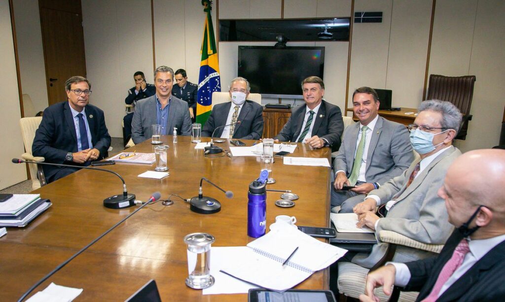Bolsonaro apela para que caminhoneiros nao facam greve