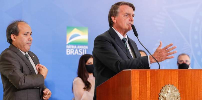 Bolsonaro chama colunista e jornalista da Veja de bumbum e o anus