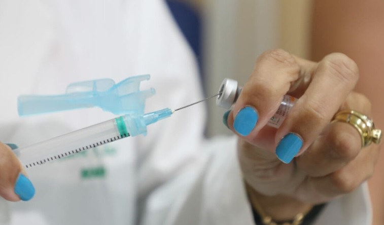 Bolsonaro diz que governo e a favor da compra de 33 milhoes de doses da AstraZeneca por empresas brasileiras