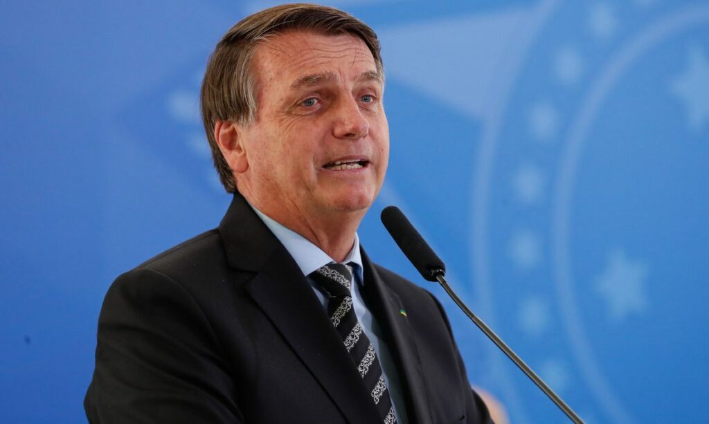 Bolsonaro edita MP que flexibiliza regras de aquisicao de vacinas