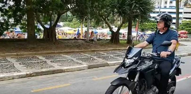 Bolsonaro-faz-'tour'-em-Brasília-e-causa-aglomeração