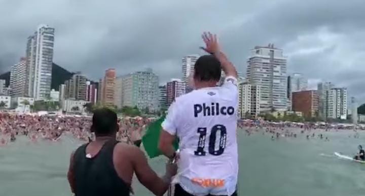 Bolsonaro nada com banhistas causa aglomeracao veja video
