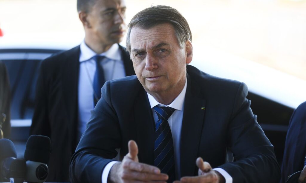 Bolsonaro prepara reforma ministerial para dar pastas ao Centrao diz colunista