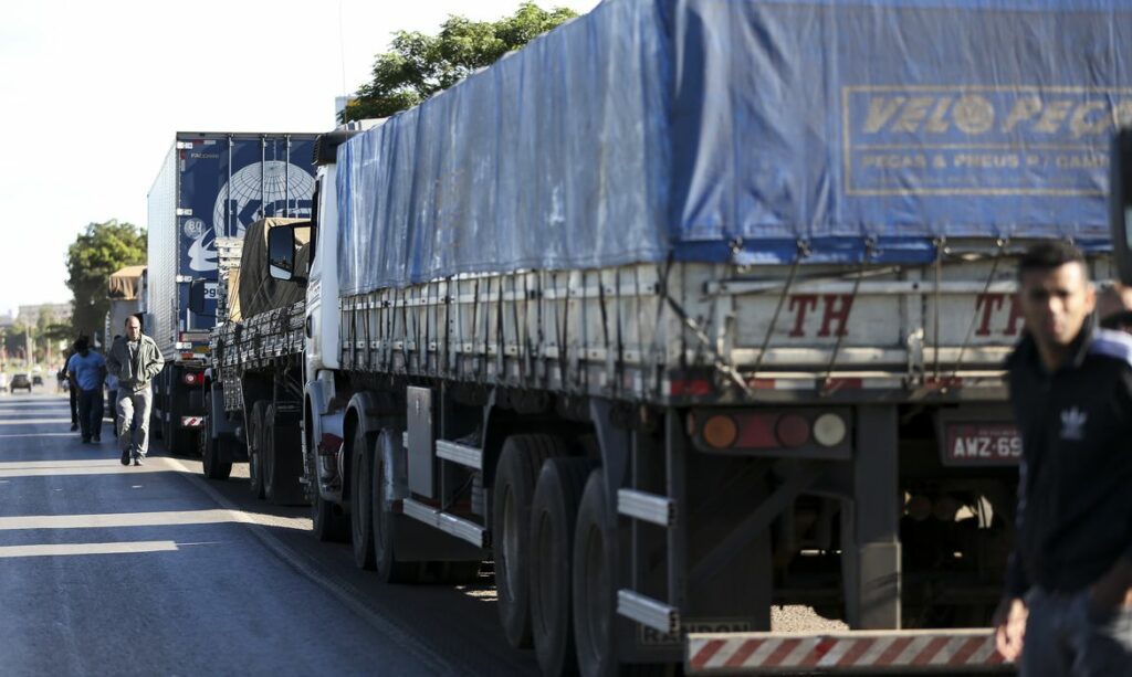 Caminhoneiros alegam situacao pior e confirmam greve a partir desta segunda 1° diz site