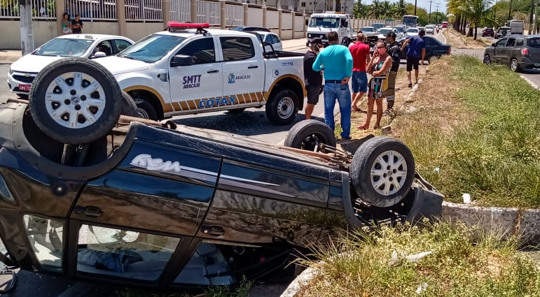 Carro capota apos colisao entre tres veiculos na Zona Sul de Aracaju