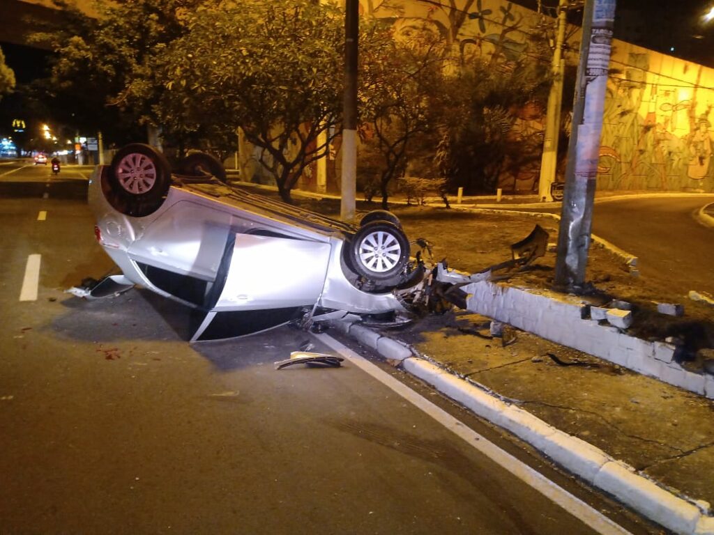 Carro capota e derruba poste na Avenida Hermes Fontes