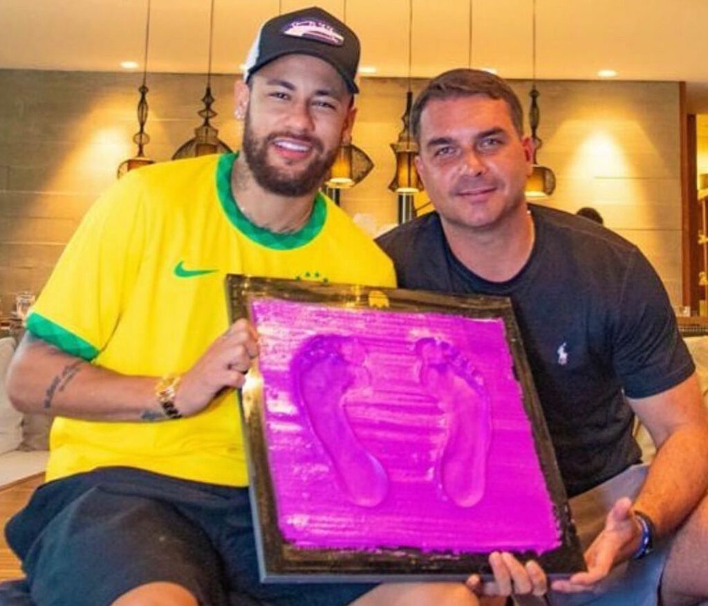 Com-presença-de-Flávio-Bolsonaro-Neymar-tira-moldes-para-Calçada-da-Fama-no-Maracanã