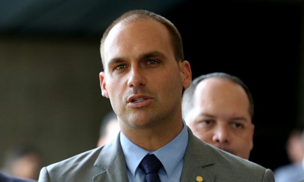 Eduardo Bolsonaro defende leite condensado a militares Muita atividade fisica