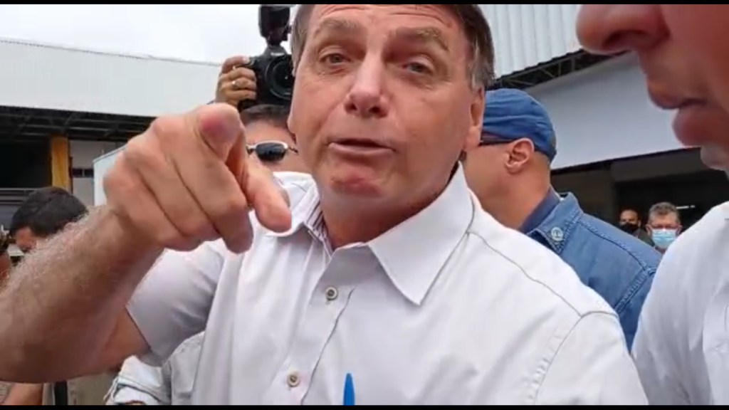 Em-Sergipe-Bolsonaro-volta-a-insultar-jornalistas-por-polêmica-do-leite-condensado-‘para-enfiar-no-rabo’