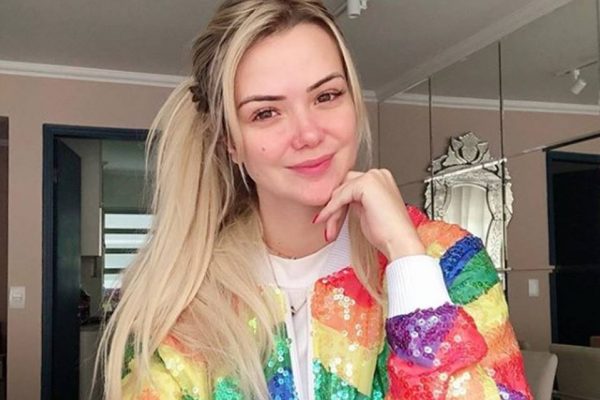 Ex BBB Marcela Mc Gowan posta video quente beijando namorada na cozinha