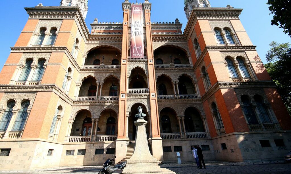 Fiocruz pede a Anvisa autorizacao para uso da vacina de Oxford