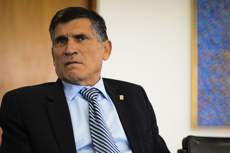 General Santos Cruz reage a fala de Bolsonaro sobre Forcas Armadas Covardia