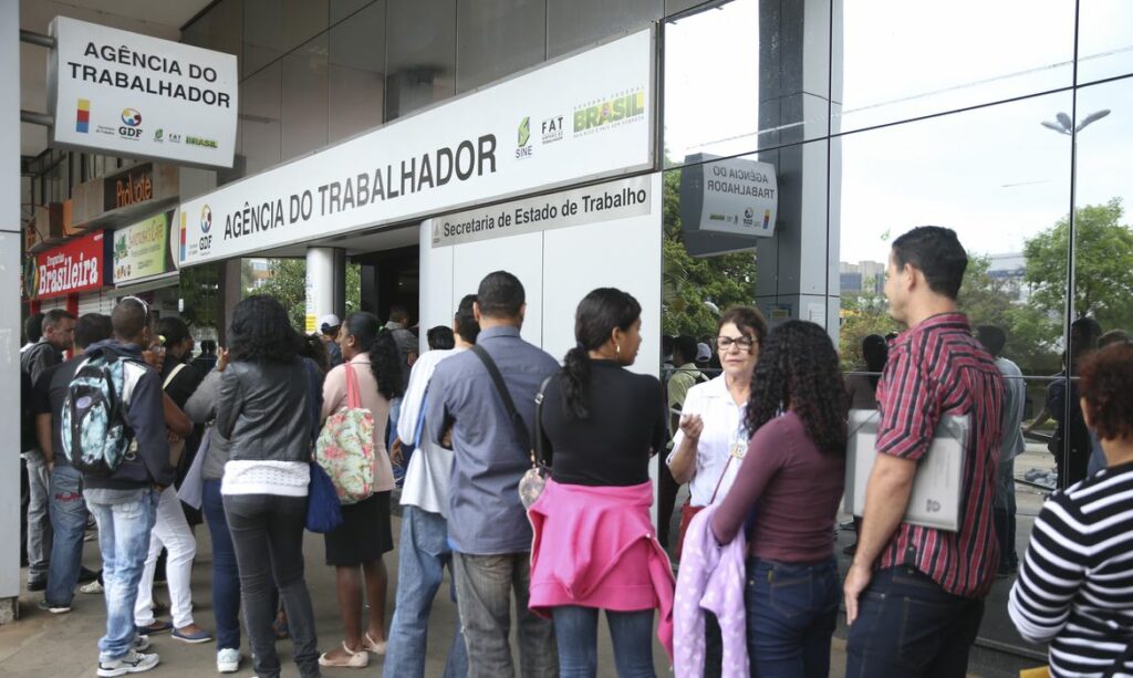 Governo Federal quer novo programa para facilitar corte de jornadas e salarios