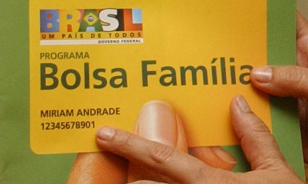 Governo-planeja-CadÚnico-por-aplicativo-para-reduzir-papel-dos-municípios-no-Bolsa-Família-diz-site